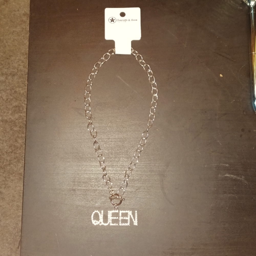 Charlotte & Anna chunky style chain Queen necklace